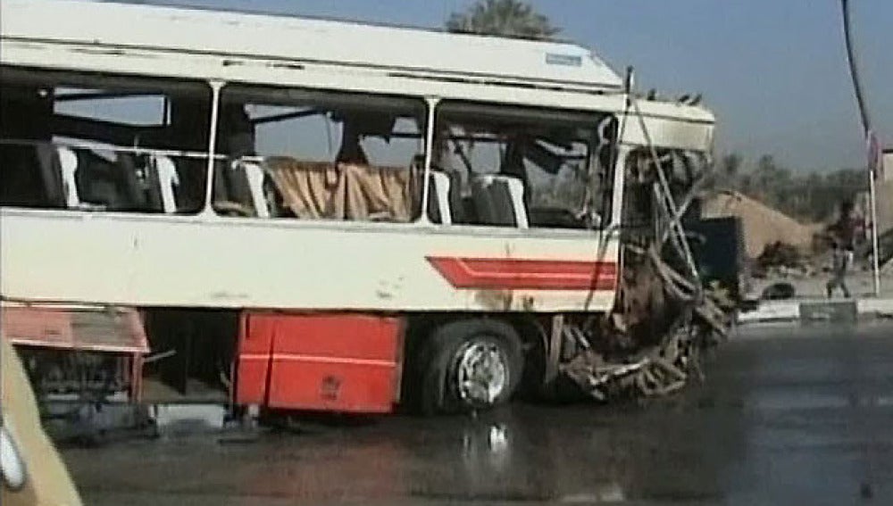 Estado del autobús tras la explosión