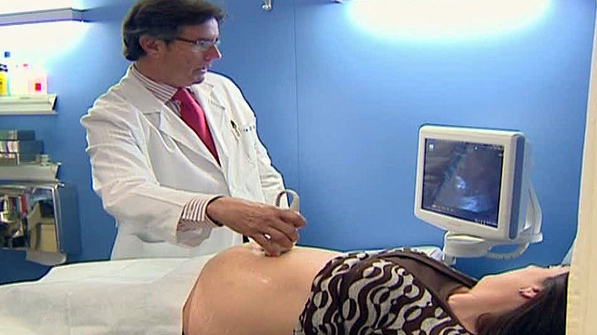 Mujer embarazada en una revisi&oacute;n