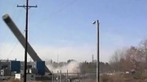 Demolición de una torre eléctrica Demolición de una torre eléctrica