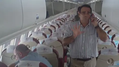 Luis Socorro no pudo bajar del avión en El Aaiún Luis Socorro no pudo bajar del avión en El Aaiún