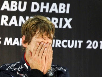 Vettel se tapa la cara emocionado en el podio
