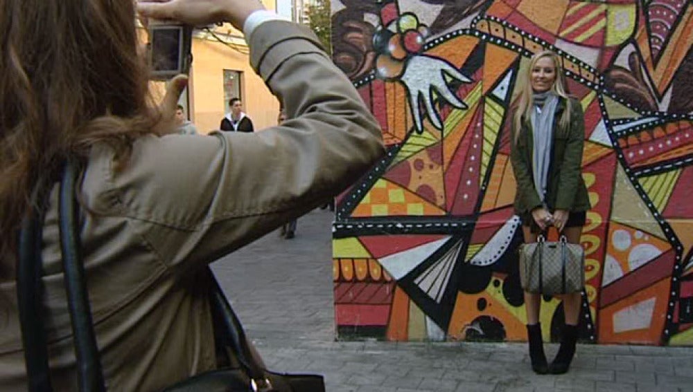 Fotografía una joven en la calle