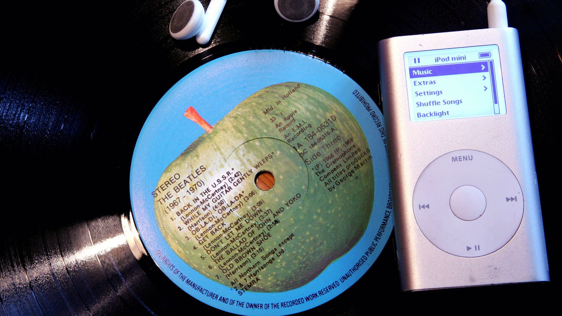 La descarga de m&uacute;sica online somete al CD