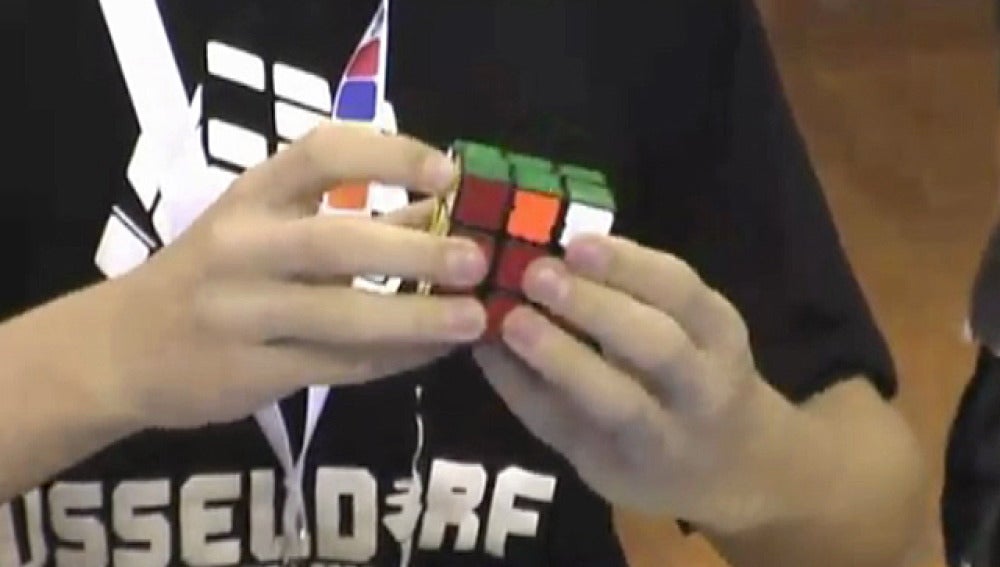 Niño resolviendo un cubo de Rubik