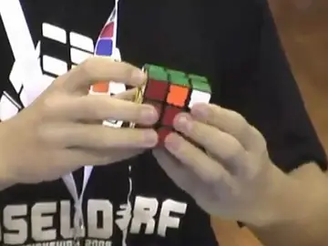 Niño resolviendo un cubo de Rubik Niño resolviendo un cubo de Rubik