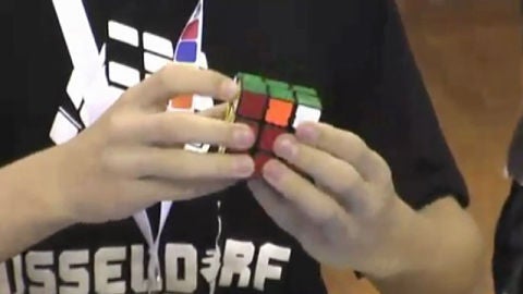 Ni&ntilde;o resolviendo un cubo de Rubik