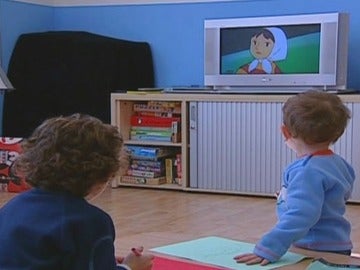 Niños viendo la tele