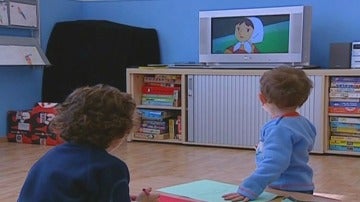 Niños viendo la tele