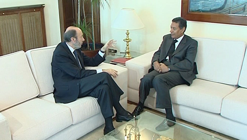 Rubalcaba junto al ministro del Interior marroquí