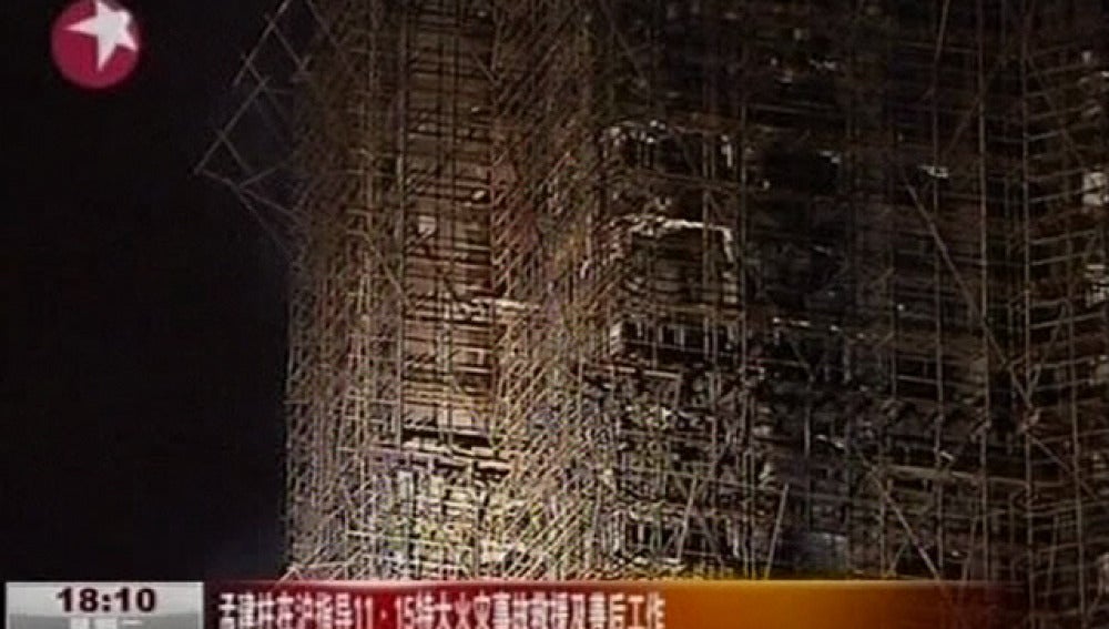 Incendio de un rascacielos en Shangai