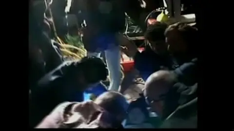 Niña rescatada en un pozo tras seis horas atrapada Niña rescatada en un pozo tras seis horas atrapada