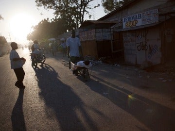 Un hombre transporta a un joven con síntomas de cólera