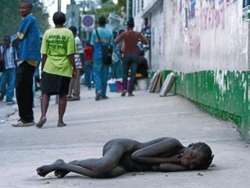Una mujer yace en plena calle de Puerto Príncipe