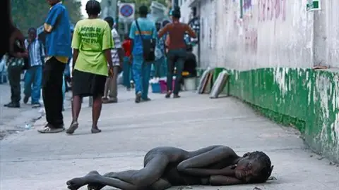 Una mujer yace en plena calle de Puerto Príncipe Una mujer yace en plena calle de Puerto Príncipe