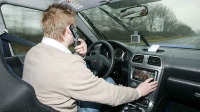 El 84% de las denuncias, por usar el móvil al volante