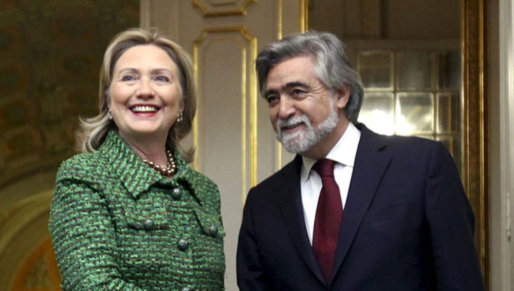 Hillary Clinton con el ministro portugués Luis Amado