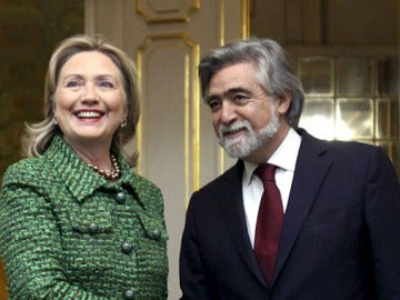 Hillary Clinton con el ministro portugués Luis Amado