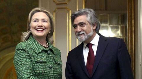 Hillary Clinton con el ministro portugu&eacute;s Luis Amado