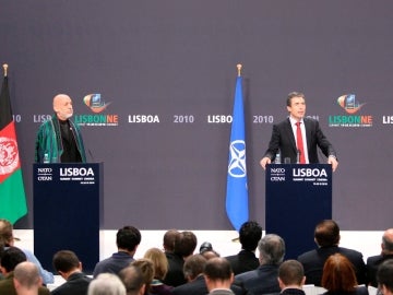 El presidente afgano, Hamid Karzai, el secretario general de la OTAN y Anders Fogh Rasmussen