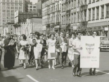 la Juventud Obrera Católica durante una manifestación en las calles de Little Spain