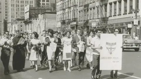 la Juventud Obrera Católica durante una manifestación en las calles de Little Spain la Juventud Obrera Católica durante una manifestación en las calles de Little Spain