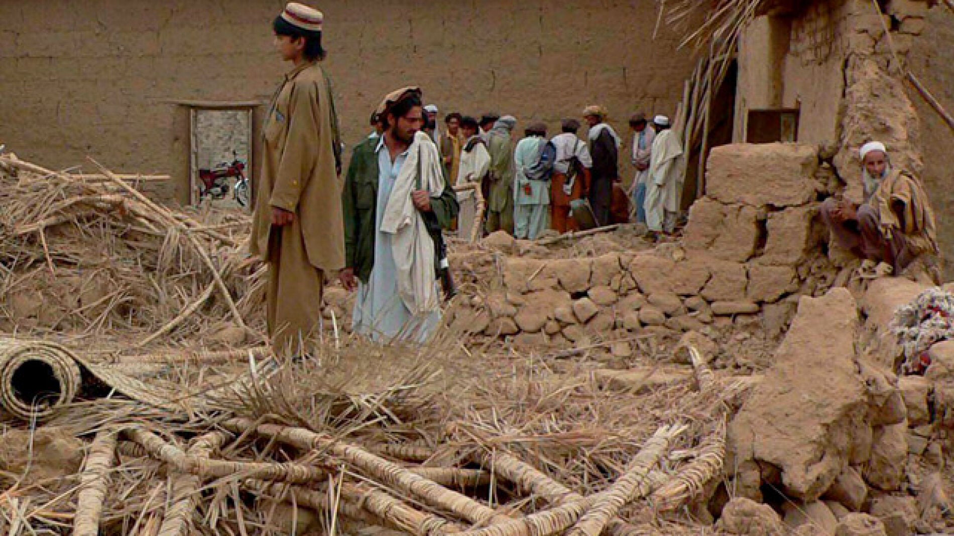 Ciudadanos pakistan&iacute;es contemplan las ruinas