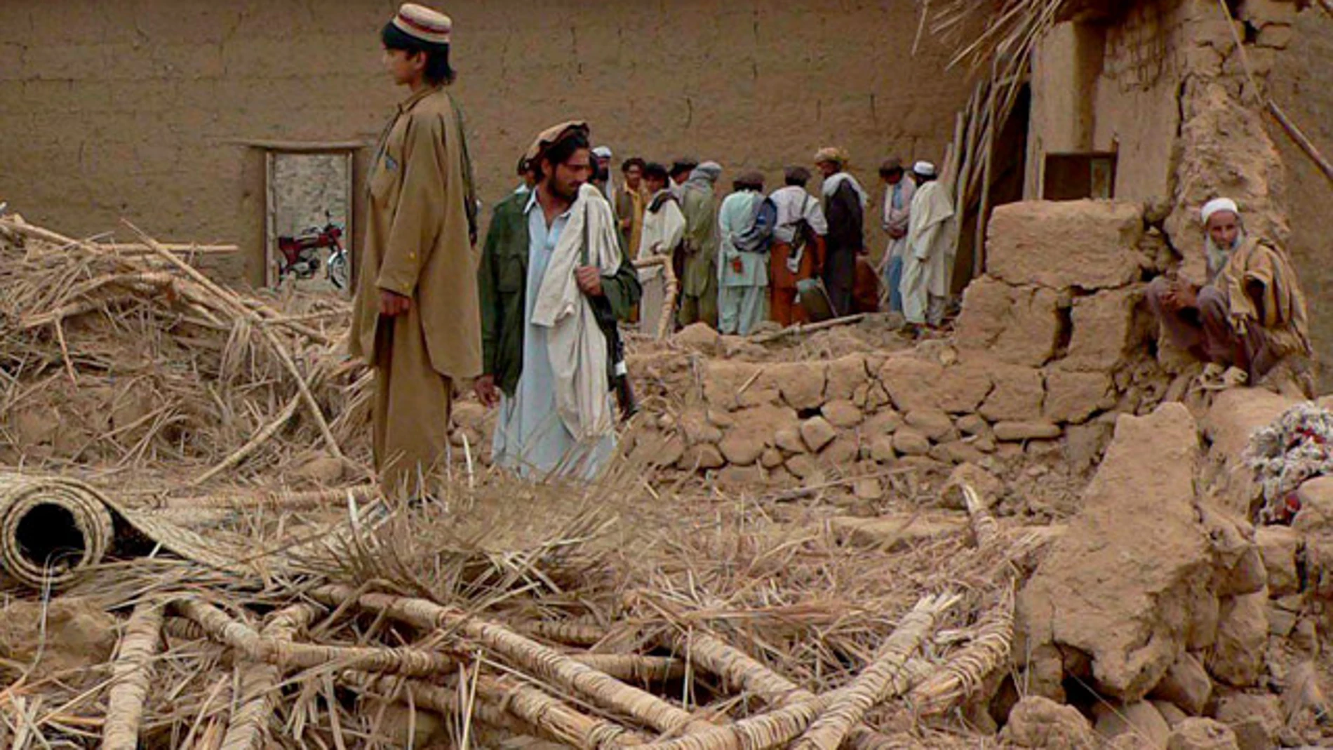 Ciudadanos pakistaníes contemplan las ruinas Ciudadanos pakistaníes contemplan las ruinas