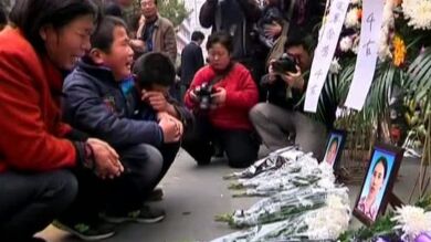 Miles de personas rinden homenaje a las víctimas del incendio en Shangai