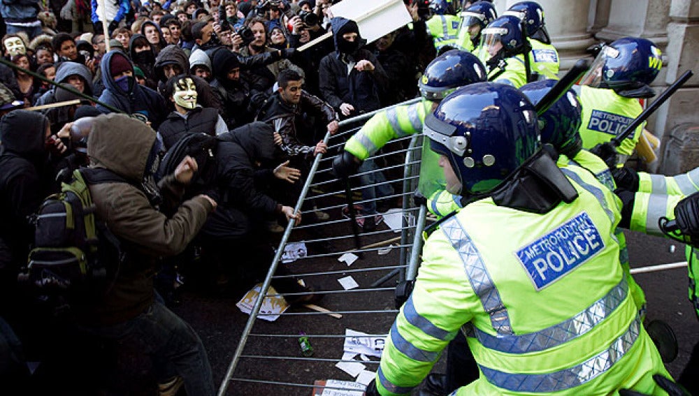 Estudiantes y policías se enfrentan en Londres