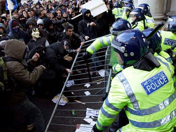Estudiantes y policías se enfrentan en Londres