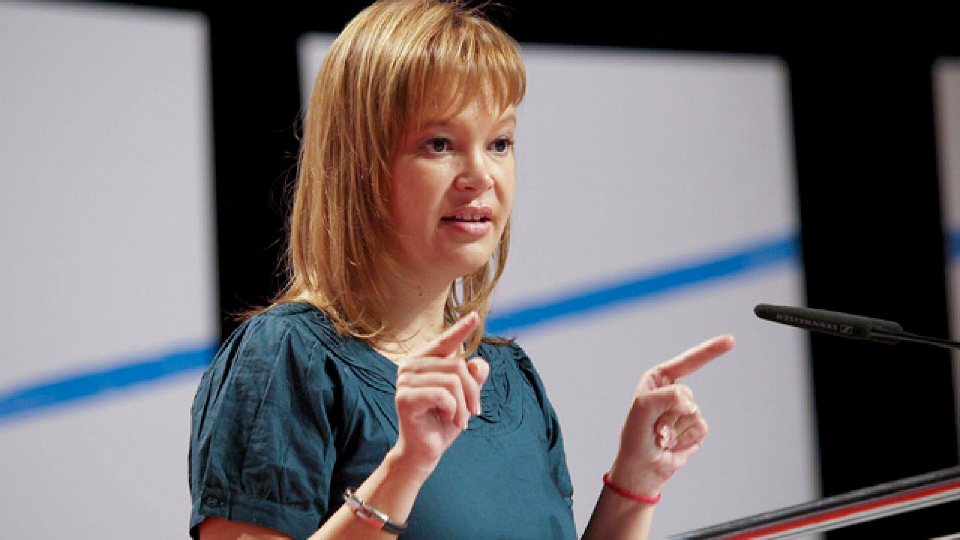 La ministra de Sanidad, Leire Paj&iacute;n