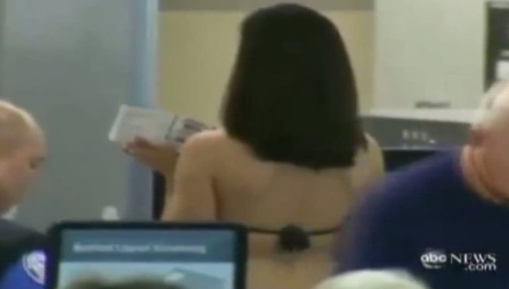 En bikini en el aeropuerto de Los Ángeles