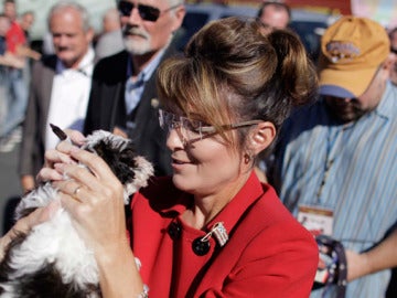 Sarah Palin sujeta a un perro durante un acto en Estados Unidos