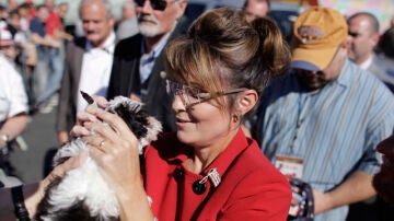 Sarah Palin sujeta a un perro durante un acto en Estados Unidos