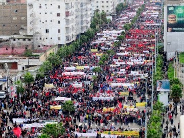 Vista de la multitud de personas que participan en la manifestación convocada 'en protesta contra la campaña emprendida por el PP contra los intereses supremos de Marruecos' en Casablanca