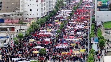 Vista de la multitud de personas que participan en la manifestación convocada 'en protesta contra la campaña emprendida por el PP contra los intereses supremos de Marruecos' en Casablanca