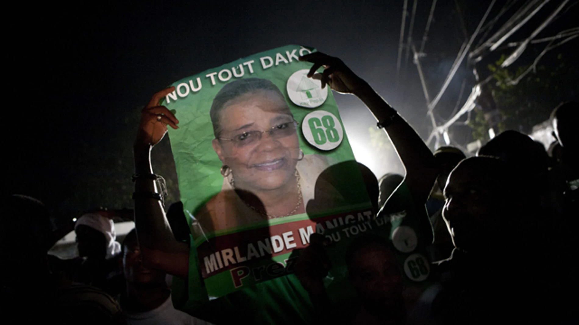 La candidata presidencial, Mirlande Manigat, aclamada por sus seguidores La candidata presidencial, Mirlande Manigat, aclamada por sus seguidores