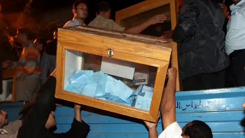 Los policías se llevan las urnas tras las votaciones Los policías se llevan las urnas tras las votaciones