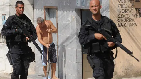 El ejército patrulla las favelas El ejército patrulla las favelas