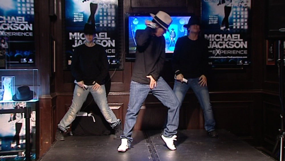 Bailarines imitando a Michael Jackson