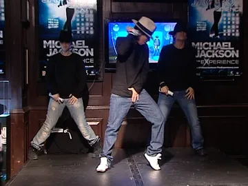 Bailarines imitando a Michael Jackson Bailarines imitando a Michael Jackson