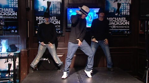 Bailarines imitando a Michael Jackson