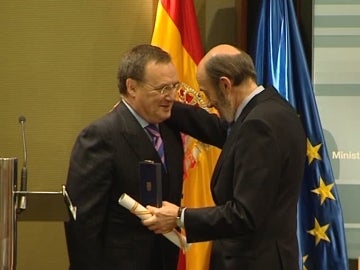 Maurizio Carlotti recibe el premio de manos de Rubalcaba