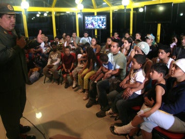 Hugo Chávez junto a las familias acogidas