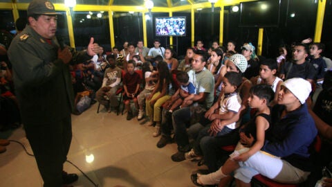Hugo Ch&aacute;vez junto a las familias acogidas