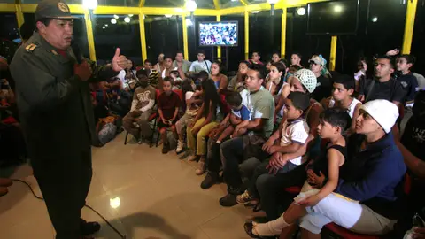 Hugo Chávez junto a las familias acogidas Hugo Chávez junto a las familias acogidas