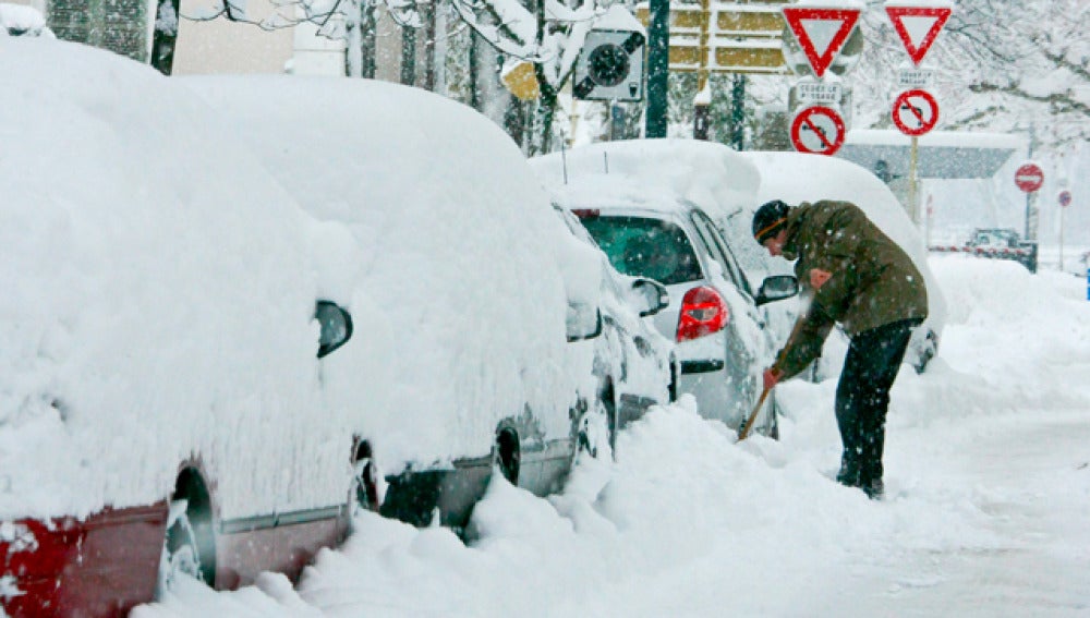 Un hombre intenta rescatar su coche de la nieve en Francia