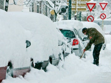 Un hombre intenta rescatar su coche de la nieve en Francia