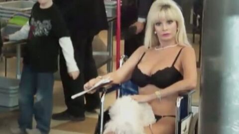 Se queda en ropa interior en el aeropuerto