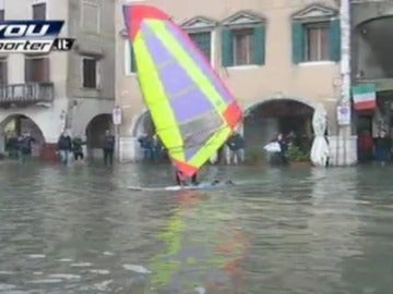 La marea alta en Venecia alcanza el récord anual con 136 centímetros